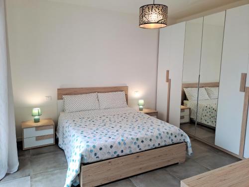 1 dormitorio con 1 cama y 2 lámparas en las mesas en Lux Family Apartment, en Bardolino