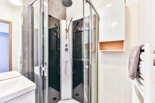 a shower with a glass door in a bathroom at Appartement cosy, idéalement situé en centre-ville in Les Sables-d'Olonne