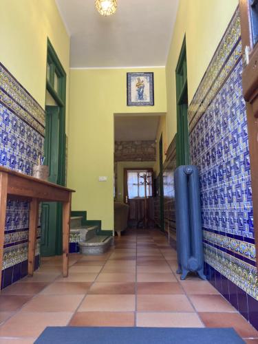 un pasillo de una casa con azulejos azules y blancos en Casa Abedul, en Puebla de Lillo
