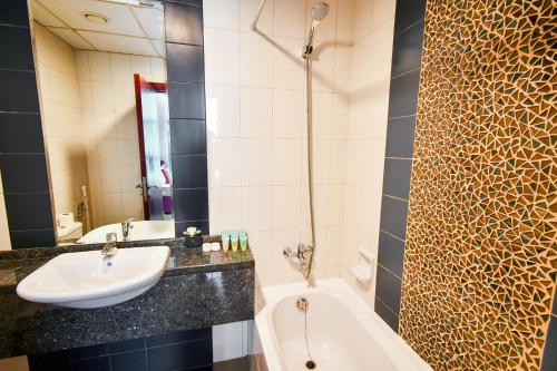 Ванная комната в Scala Tower Central Chic with a twist studio