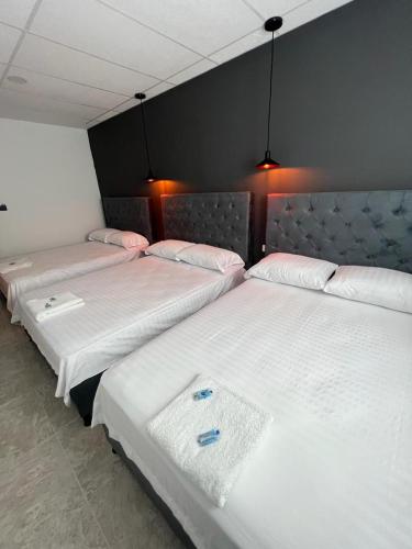 Una cama o camas en una habitación de Hotel Almalu
