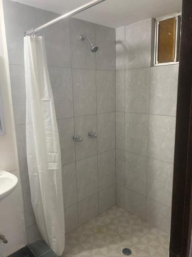 eine Dusche mit Duschvorhang im Bad in der Unterkunft HOTEL DORADO DIAMANTE in Mexicali