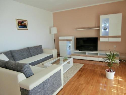 Apartments with parking space Novi Vinodolski - 2421