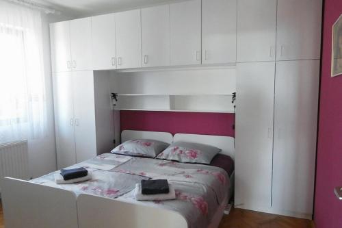 Apartments with parking space Novi Vinodolski - 2421