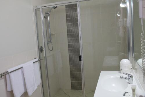 een badkamer met een douche en een wastafel bij Blackwater Motor Inn in Blackwater