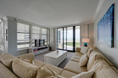 Afbeelding uit fotogalerij van Cozy Coastal Condo with Pool Access Steps to Beach! in Marco Island