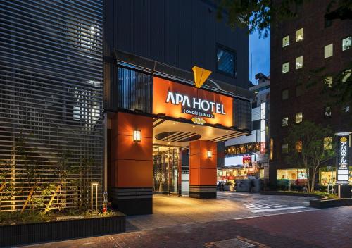 un hotel con un cartello sul lato di un edificio di APA Hotel Omori Ekimae a Tokyo