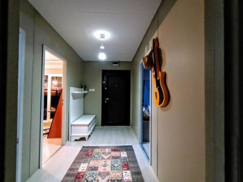 un pasillo con un violín colgado en la pared en bungalov ve göl kenarina kurulmuş sahil evi., 