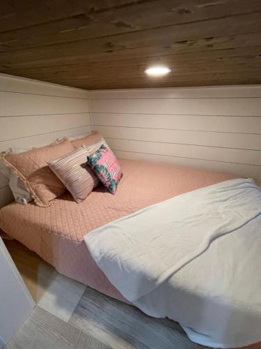 a small room with a bed in a room at Tiny Islands Resort in Blanco