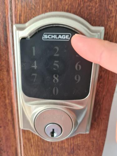 Der Zeigefinger einer Person zeigt auf einen Schalter an einer Tür in der Unterkunft Aconchego e Incrível Vista Mata Santa Teresa Wi-fi 500Mega in Rio de Janeiro