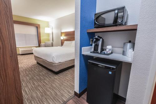 Postel nebo postele na pokoji v ubytování Holiday Inn Express Hotel & Suites East Lansing by IHG