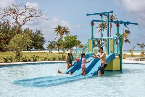 Kolam renang di atau dekat dengan Crowne Plaza Resort Saipan