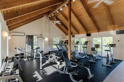 Fitnesscentret og/eller fitnessfaciliteterne på 2026 Summer Cottage Sleeps 6, 2 Bedrooms Sun Room Jaccuzi 1 Mile to Beach!