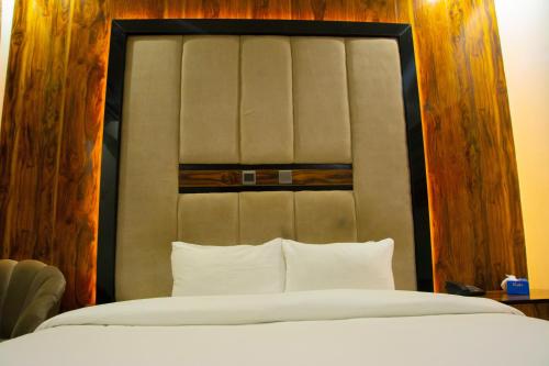 Una cama o camas en una habitación de Aviel Suites