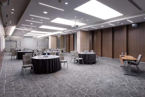 Zona business o sala conferenze di Crowne Plaza Athens City Centre by IHG