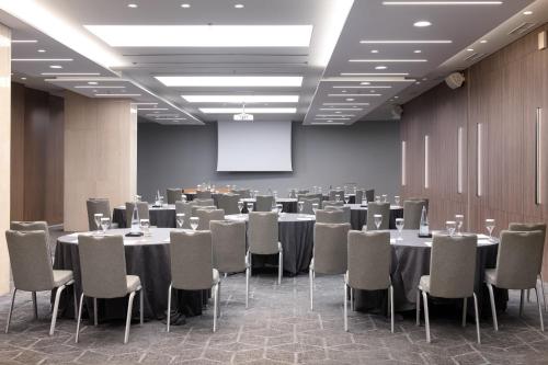 Zona business o sala conferenze di Crowne Plaza Athens City Centre by IHG