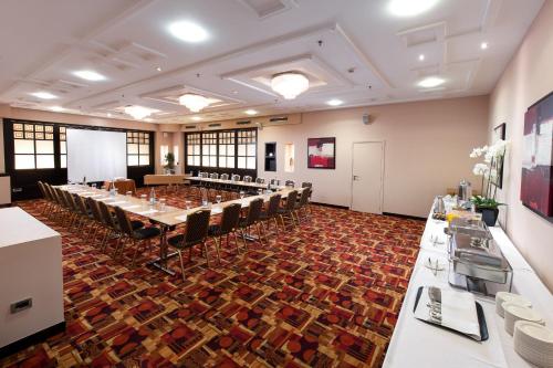 TV o dispositivi per l'intrattenimento presso Crowne Plaza Athens City Centre by IHG