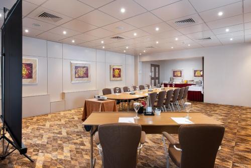 Zona business o sala conferenze di Crowne Plaza Athens City Centre by IHG