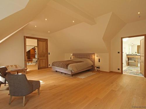 Un dormitorio con una cama y un escritorio en una habitación. en Longère percheronne de charme avec équipements modernes, jardin, terrasse, vélos gratuits et espace adapté PMR - FR-1-497-77, en Ceton