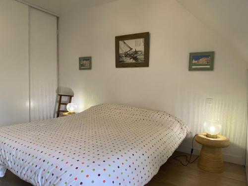 1 dormitorio con 1 cama y 2 luces en la pared en Maison Locoal-Mendon, 5 pièces, 7 personnes - FR-1-397-69, en Locoal-Mendon