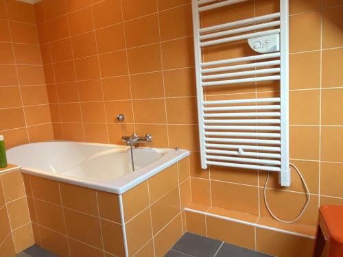 baño con bañera y ventana en Maison Locoal-Mendon, 5 pièces, 7 personnes - FR-1-397-69, en Locoal-Mendon