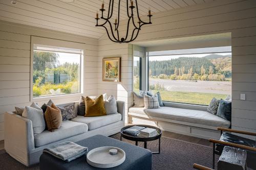 sala de estar con sofá y ventana en Craggy Range Luxury Vineyard Retreat en Havelock North