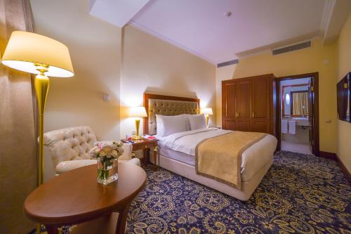 Katil atau katil-katil dalam bilik di Ramada by Wyndham Almaty