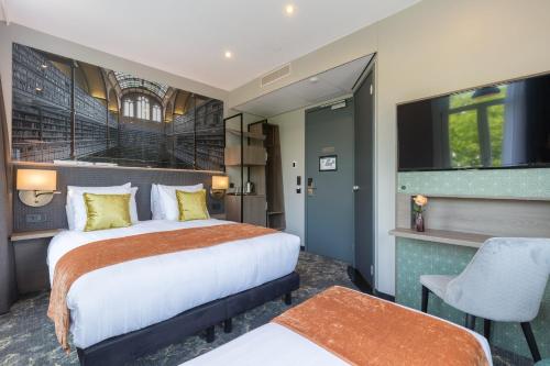 a hotel room with two beds and a chair at Leonardo Boutique Museumhotel in Amsterdam