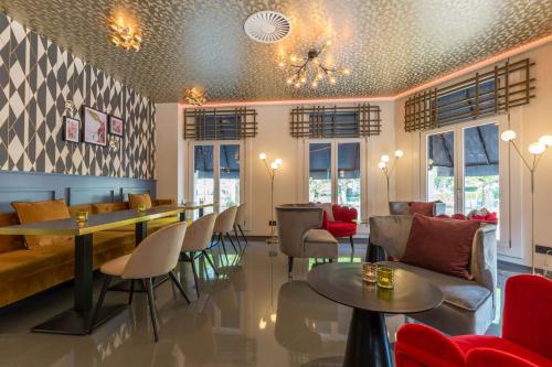 a restaurant with tables and chairs and a couch at Leonardo Boutique Museumhotel in Amsterdam