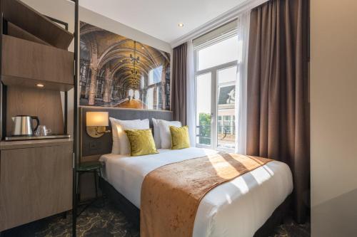 Habitación de hotel con cama y ventana en Leonardo Boutique Museumhotel, en Ámsterdam