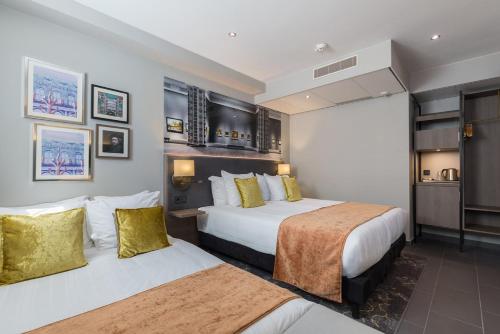 a hotel room with two beds and a kitchen at Leonardo Boutique Museumhotel in Amsterdam
