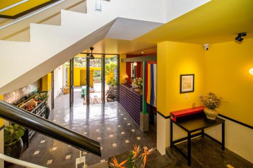 un escalier dans une maison aux murs jaunes dans l'établissement BÁNH INN, à Hue