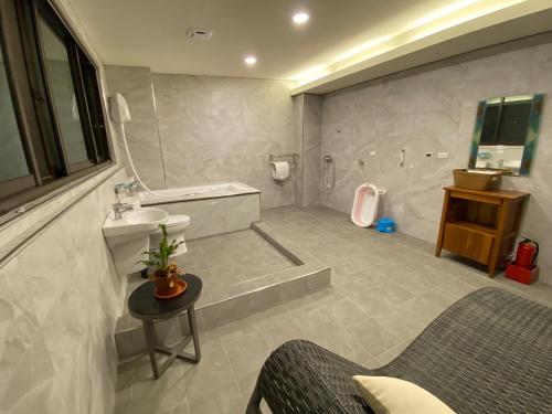a bathroom with a sink and a toilet and a shower at 筠鈞親子民宿 in Chiang-hsi-shan-lin