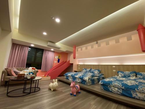 a childrens bedroom with two beds and a slide at 筠鈞親子民宿 in Chiang-hsi-shan-lin