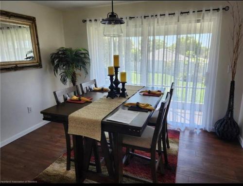 ein Esszimmer mit einem Tisch mit Stühlen und einem Esszimmer in der Unterkunft Carlita's 2 Home-Whole House in Lake Placid