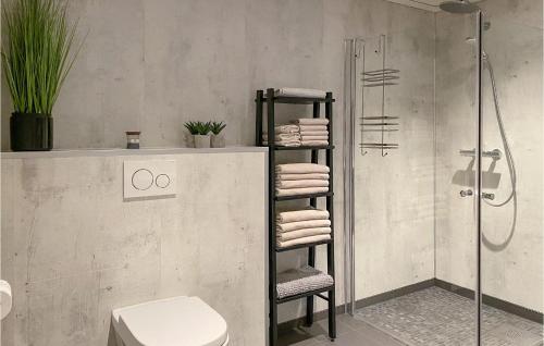 y baño con ducha, aseo y toallas. en 4 Bedroom Awesome Home In Olden, en Olden