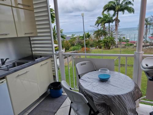 拉特里尼泰appartement spacieux vue sur mer的阳台配有桌子,享有海景。