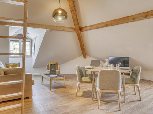 une salle à manger avec une table et des chaises et une télévision dans l'établissement Studio agréable avec mezzanine près des remontées mécaniques et centre de Saint-Gervais-les-Bains - FR-1-663-20, à Saint-Gervais-les-Bains