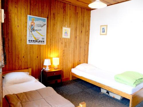 ティーニュにあるAppartement Tignes, 3 pièces, 6 personnes - FR-1-502-484のウッドパネルの壁の客室で、ベッド2台が備わります。