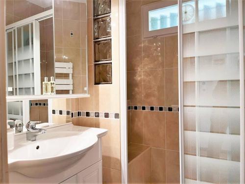 uma casa de banho com um lavatório e um chuveiro em Appartement Bormes-les-Mimosas, 1 pièce, 3 personnes - FR-1-251-494 em Bormes-les-Mimosas