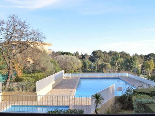 - une vue sur la piscine dans l'établissement Studio à Bormes-les-Mimosas avec Terrasse, Piscine et Parking à Proximité de la Plage - FR-1-251-494, à Bormes-les-Mimosas