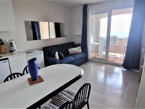 un salon avec une table et un canapé dans l'établissement Appartement T2 avec terrasse, parking, WIFI, proche plage - FR-1-309-373, à Banyuls-sur-Mer