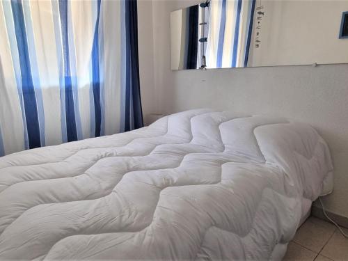 - un grand lit blanc dans une pièce dans l'établissement Appartement T2 avec terrasse, parking, WIFI, proche plage - FR-1-309-373, à Banyuls-sur-Mer