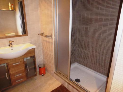ein Bad mit einer Dusche und einem Waschbecken in der Unterkunft Apartamento Llançà, 2 dormitorios, 4 personas - ES-228-137 in Llança