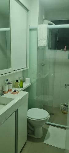 uma casa de banho com um WC e uma cabina de duche em vidro. em Quarto privativo Interlagos autódromo em São Paulo