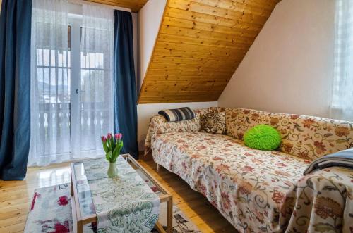 un salon avec un canapé et une grande fenêtre dans l'établissement Ferienwohnung Nicole, à Bodman-Ludwigshafen