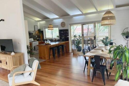 uma sala de estar com mesa e cadeiras em Casa Rossi - coastal gem only 300 metres from the beautiful Red Rocks beach - Cowes, Phillip Island em Cowes