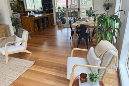 uma sala de estar com mesa e cadeiras e uma sala de jantar em Casa Rossi - coastal gem only 300 metres from the beautiful Red Rocks beach - Cowes, Phillip Island em Cowes