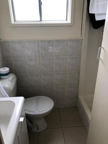 Bilik mandi di Batemans Bay Holiday Park & Hostel