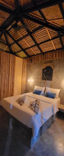 1 dormitorio con 1 cama blanca grande en una habitación en Asian Secret Resort, en Lamai
